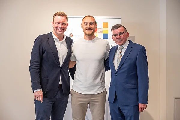Kreisvorsitzender des BLSV Martin Wende (von links) mit Moritz Karlitzek und Ersten Bürgermeister Armin Warmuth.