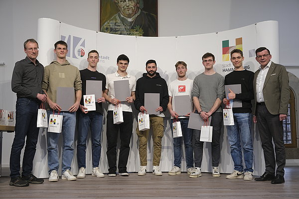 Bürgermeister Warmuth gratuliert der Mannschaft des Jahres zum 3. Platz bei den Bayerischen U20-Meisterschaften