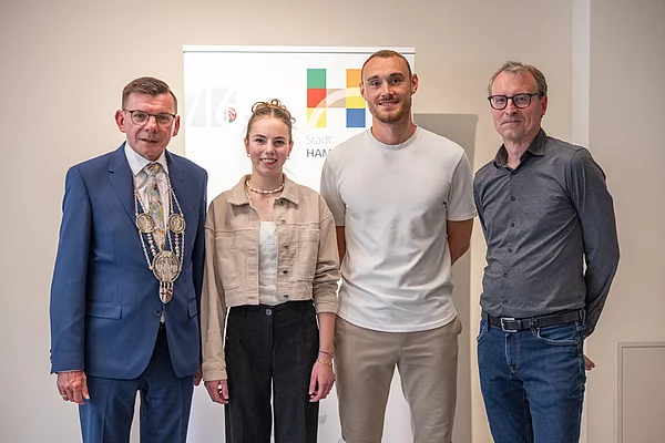 Die drei Geehrten des Abends: (von links) Erster Bürgermeister Armin Warmuth, Lena Schmitt, Moritz Karlitzek und Dr. Thomas Greinwald.