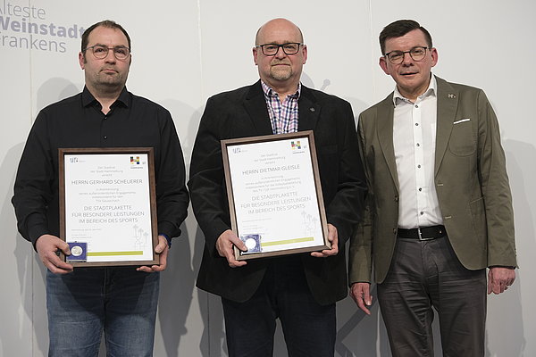 Bürgermeister Armin Warmuth verleiht Gerhard Scheuerer und Dietmar Gleisle die Stadtplakette