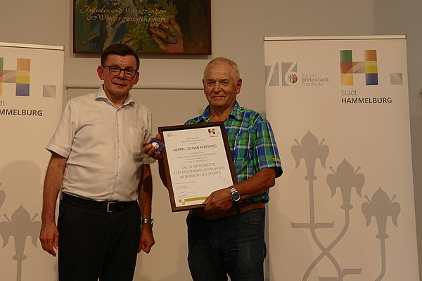 Bürgermeister Warmuth verleiht Lothar Kleespies die Stadtplakette