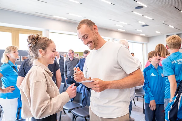 Sportlerin des Jahres 2024 Lena Schmitt holt sich ein Autogramm von Olympiateilnehmer Moritz Karlitzek.