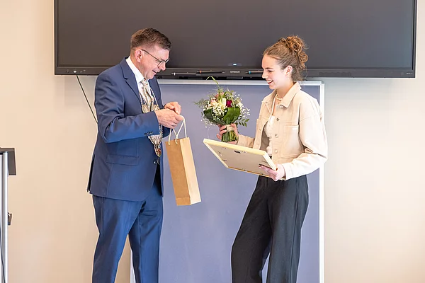 Erster Bürgermeister Armin Warmuth überreicht der Sportlerin des Jahres Frau Lena Schmitt ihre Urkunde.