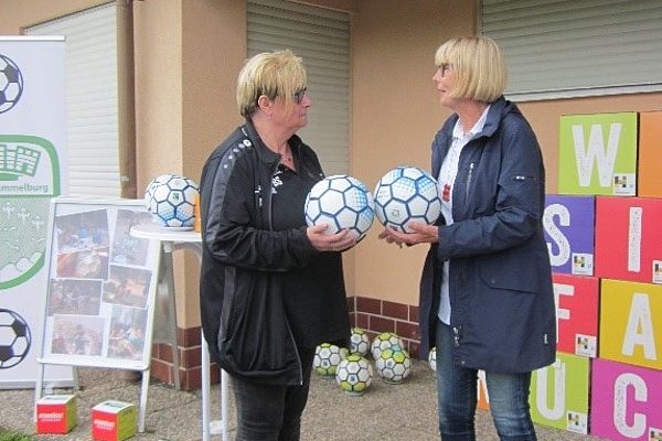 Birgit Schaupp (Jugendleiterin beim FC Hammelburg) mit Frau Annemarie Fell (Leiterin der Steuerungsgruppe)